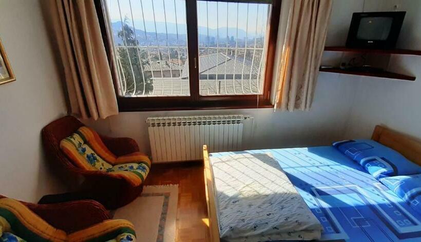 اتاق استاندارد با سرویس بهداشتی مشترک, Tower House