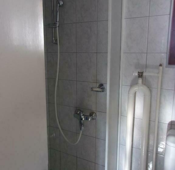 اتاق استاندارد با سرویس بهداشتی مشترک, Tower House