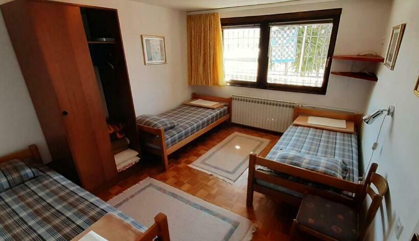 اتاق استاندارد سه تخته با سرویس بهداشتی مشترک, Tower House