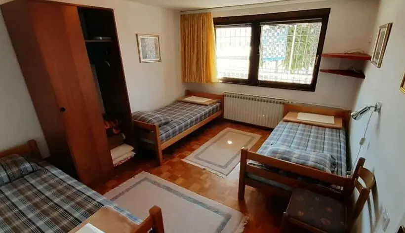اتاق استاندارد سه تخته با سرویس بهداشتی مشترک, Tower House