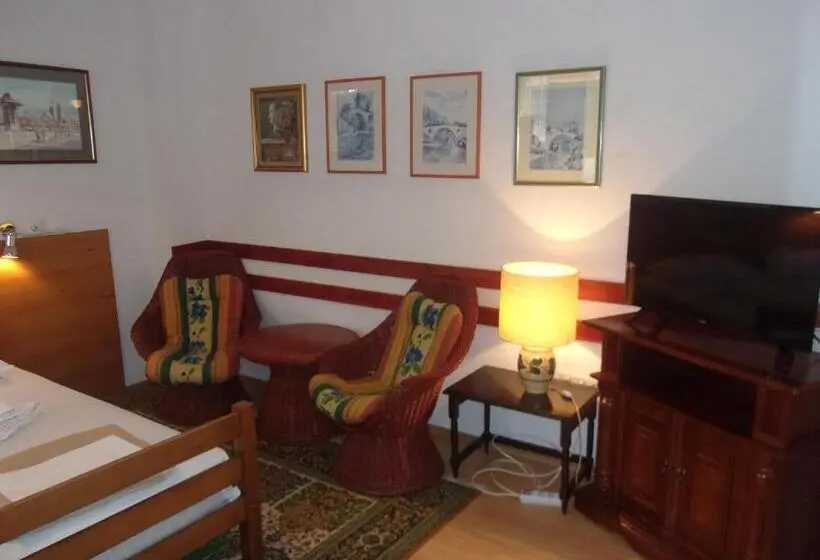 اتاق استاندارد, Tower House