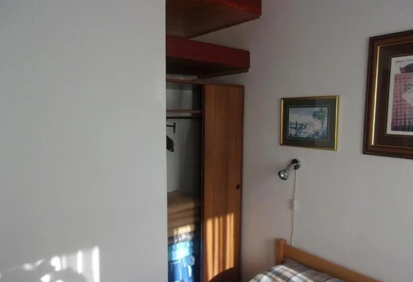 اتاق خانوادگی, Tower House