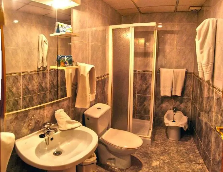 3-Bett-Standardzimmer, Hostal Apolo Trece