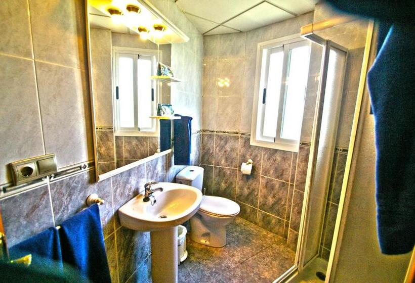 חדר סטנדרט לארבעה, Hostal Apolo Trece