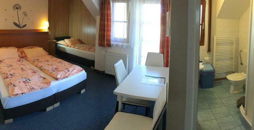 バルコニー付きスタンダードトリプルルーム, Penzion Jordán