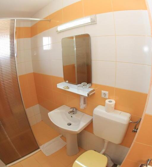 غرفة قياسية ثلاثية, Pensiunea Maria , Floresti