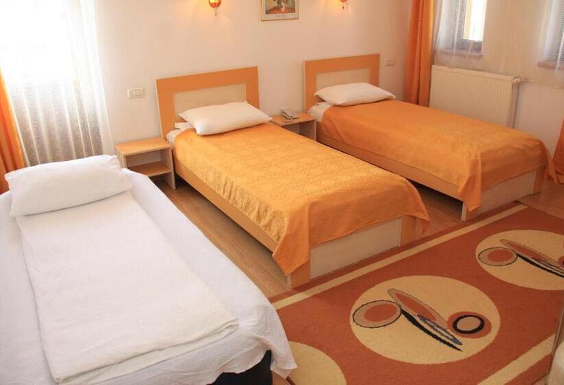 غرفة قياسية ثلاثية, Pensiunea Maria , Floresti