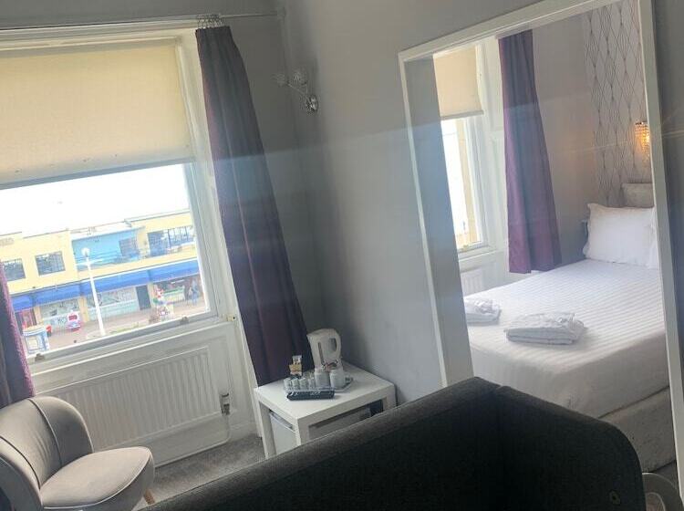 패밀리 룸, Marina Court