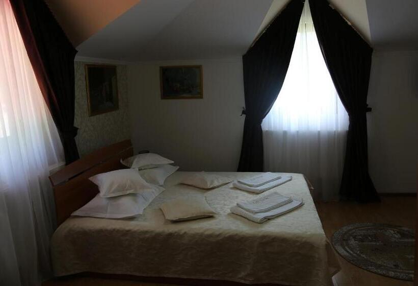 غرفة قياسية ثلاثية, New Aosta Garden