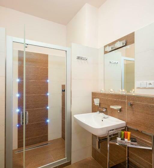 غرفة قياسية, Bílý Jednorožec