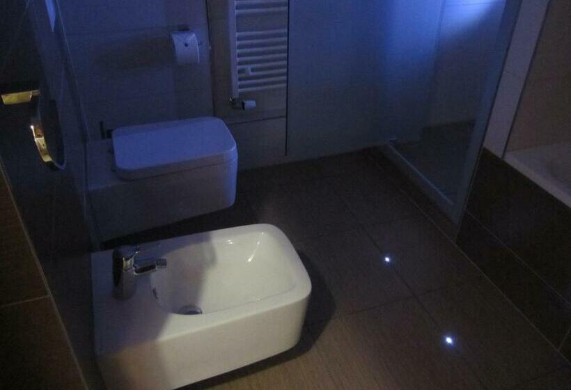 جناح جونيور, Bílý Jednorožec