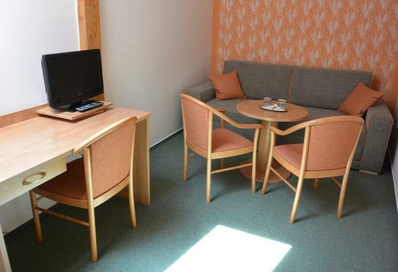 جناح جونيور, Bílý Jednorožec