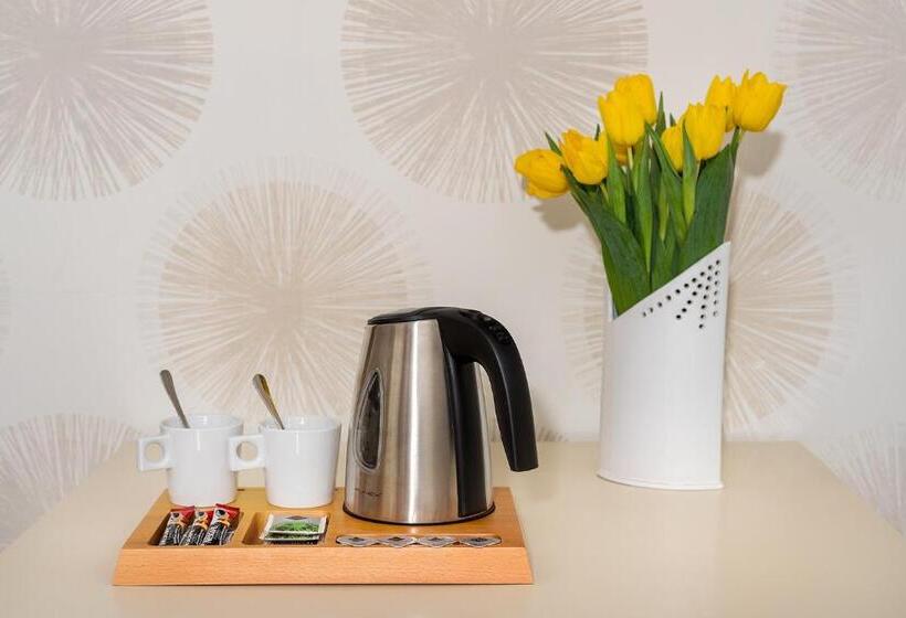 جناح جونيور, Bílý Jednorožec