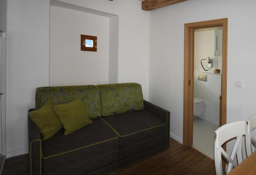 غرفة دوبلكس, Bílý Jednorožec