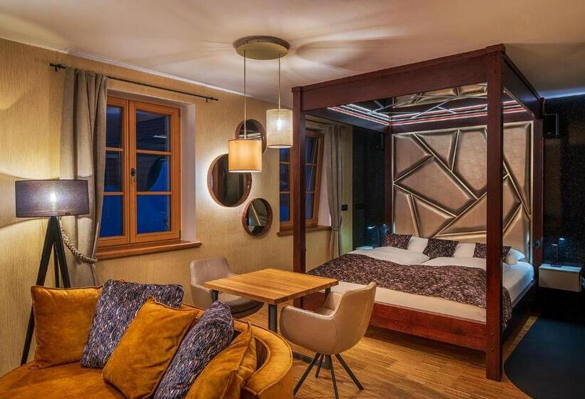 جناح إدارى, Bílý Jednorožec