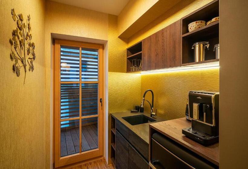 جناح إدارى, Bílý Jednorožec