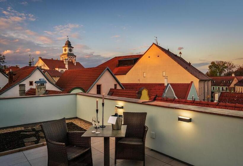 جناح إدارى, Bílý Jednorožec