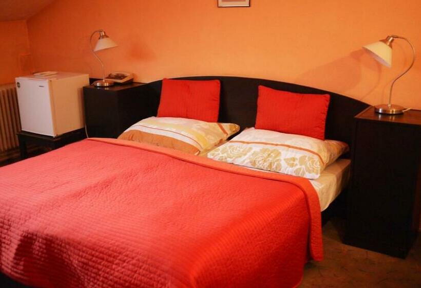 جناح, Penzion Tilia