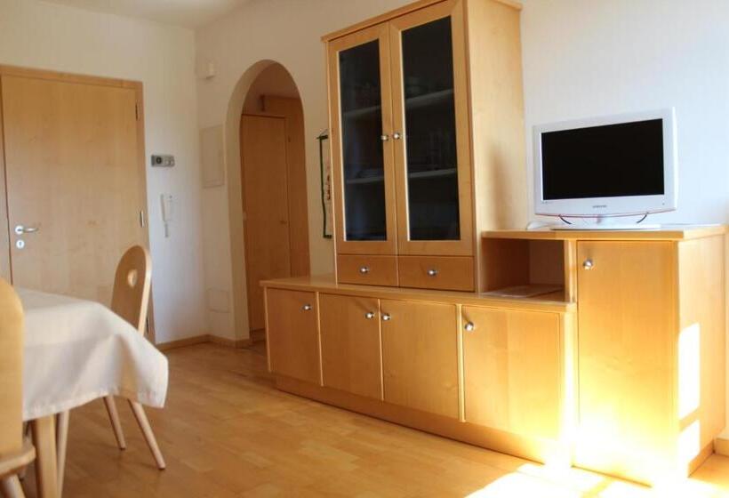 带阳台两卧公寓, Villa Grünewald