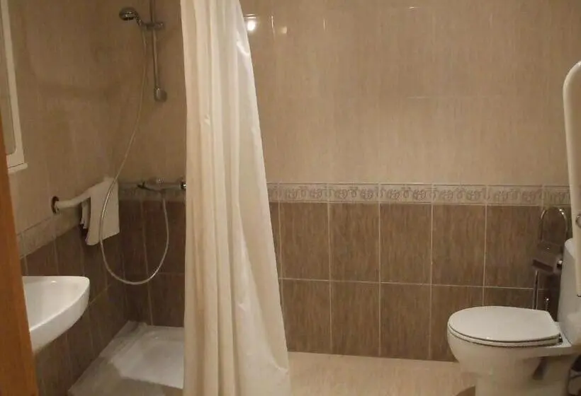 スタンダードトリプルルーム, Hostal Mont Rock