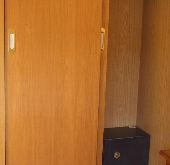 标准三人间, Hostal Mont Rock