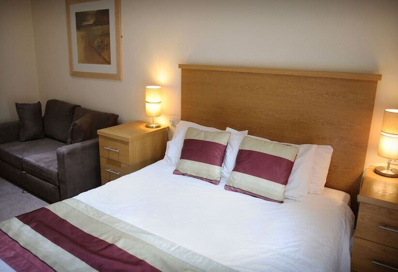 Семейный Номер, The Horse & Farrier