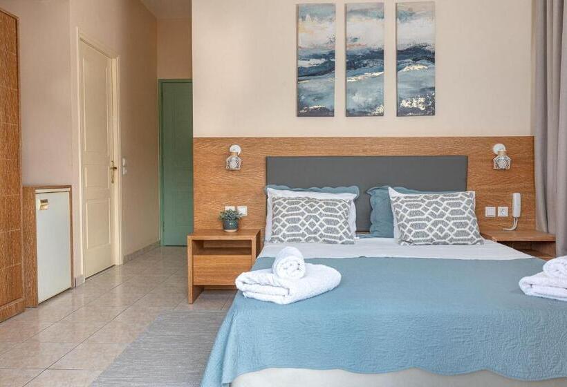 اتاق لوکس با بالکن و چشمانداز دریا, Theano