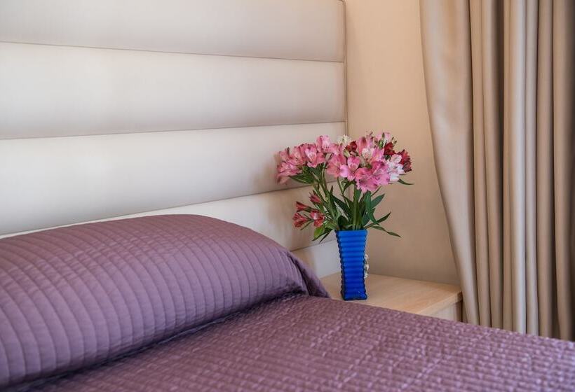 اتاق لوکس چهار تخته, Theano