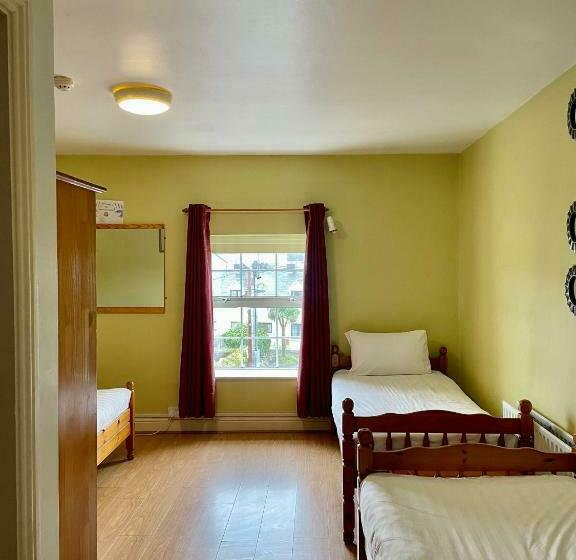 חדר משפחתי, An Stór Townhouse