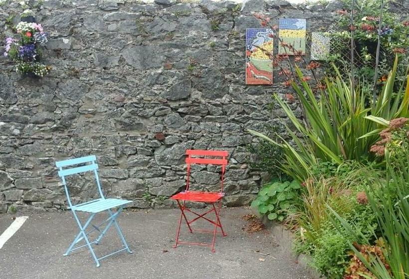 חדר משפחתי, An Stór Townhouse