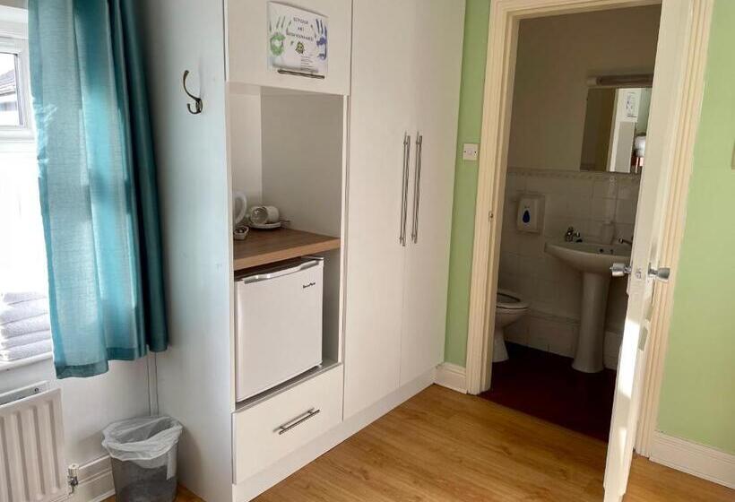 חדר משפחתי, An Stór Townhouse