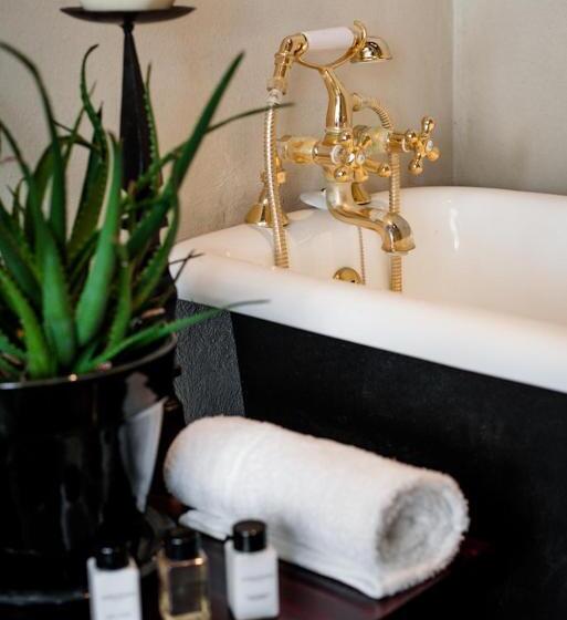 חדר דלוקס, Firlane House