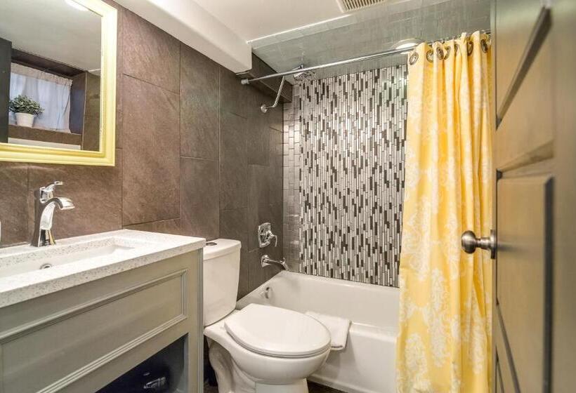 استوديو أساسي, Aspenwood Manor South