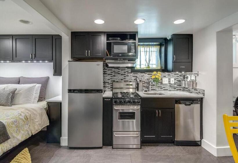 استوديو أساسي, Aspenwood Manor South