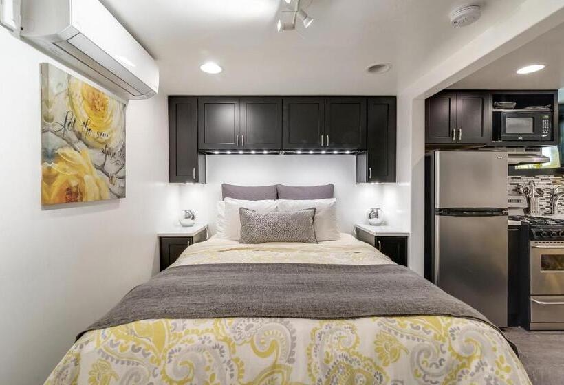 استوديو أساسي, Aspenwood Manor South