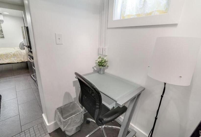 استوديو أساسي, Aspenwood Manor South