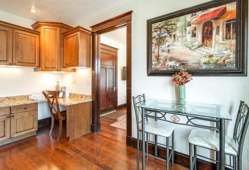 غرفة قياسية, Aspenwood Manor South