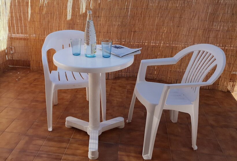 חדר סטנדרט לשלושה עם טרסה, Mireia