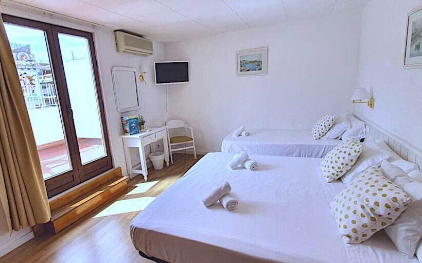 חדר סטנדרט לשלושה עם טרסה, Mireia