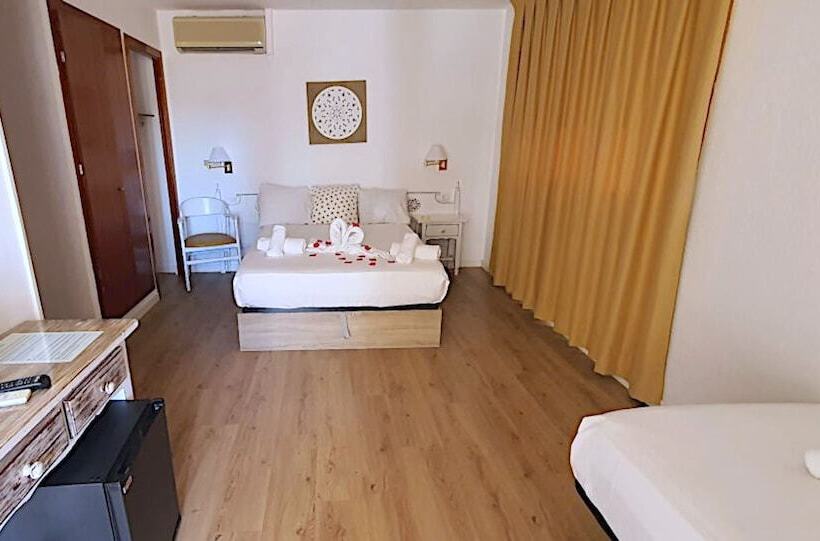 חדר סטנדרט לשלושה עם טרסה, Mireia