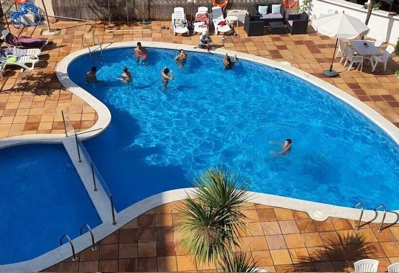 חדר לארבעה סטנדרטי עם נוף לגינה, Mireia