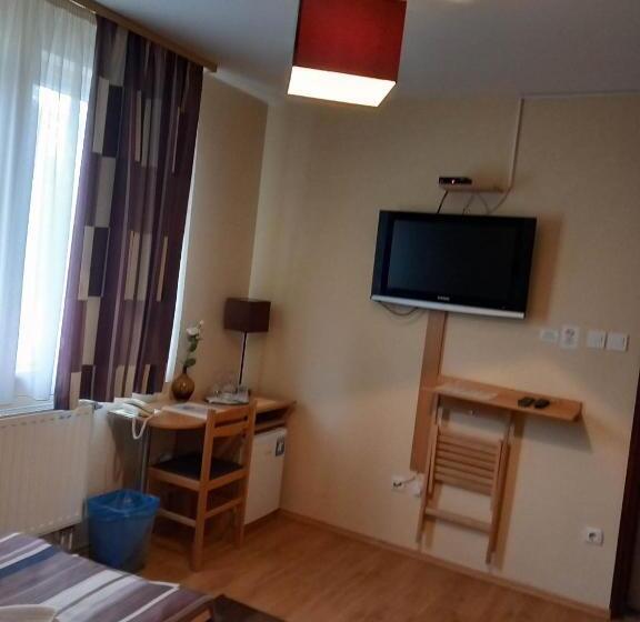 标准间, Kata Panzió