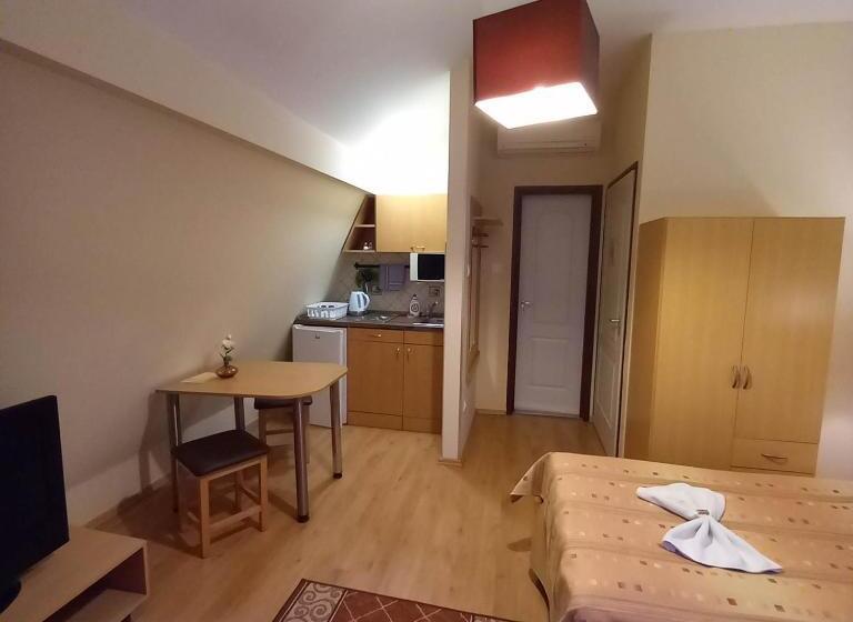 标准工作室, Kata Panzió