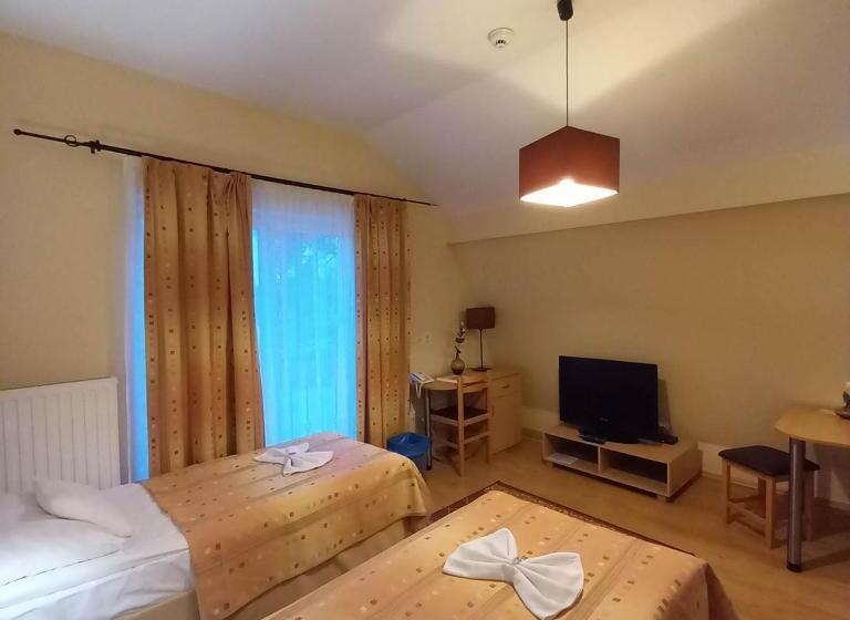 标准工作室, Kata Panzió