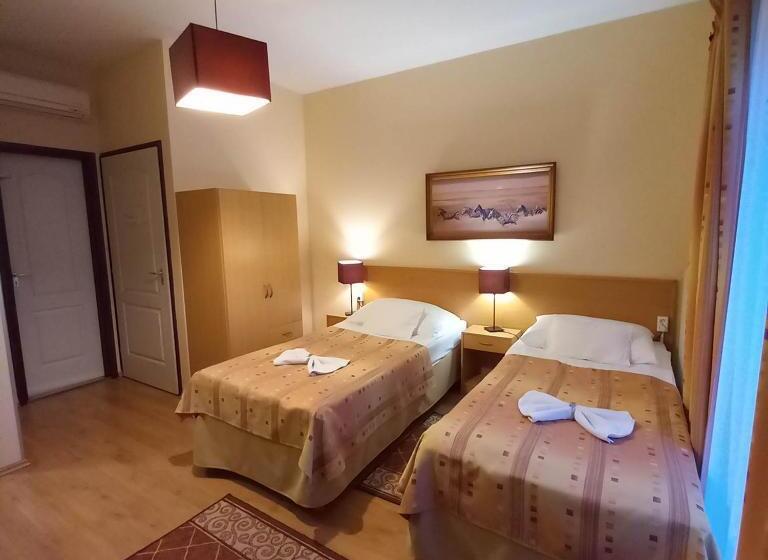 标准工作室, Kata Panzió