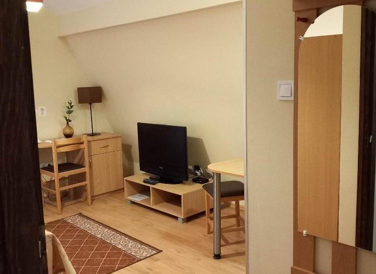 标准工作室, Kata Panzió