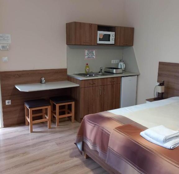 标准工作室, Kata Panzió