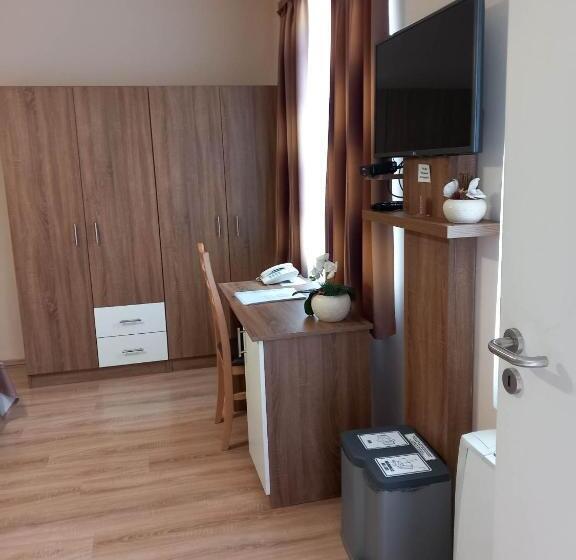 标准工作室, Kata Panzió