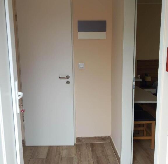 标准工作室, Kata Panzió