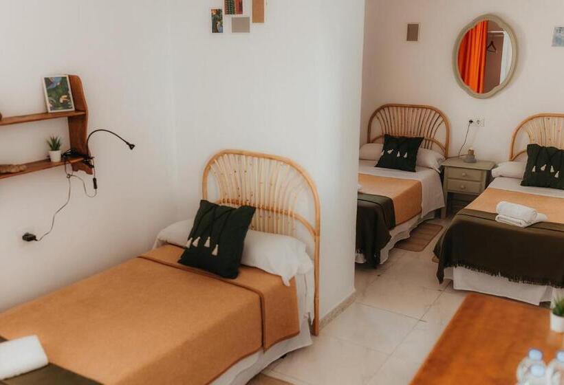 اتاق استاندارد سه نفره, Hostal Africa